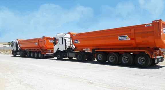 Exportation de semi-remorques bennes à 4 essieux COMET au Sénégal. 