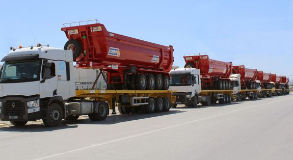 Exportation d’un lot de semi-remorques bennes à 4 essieux & plateaux simples à 3 essieux COMET à Mali. 